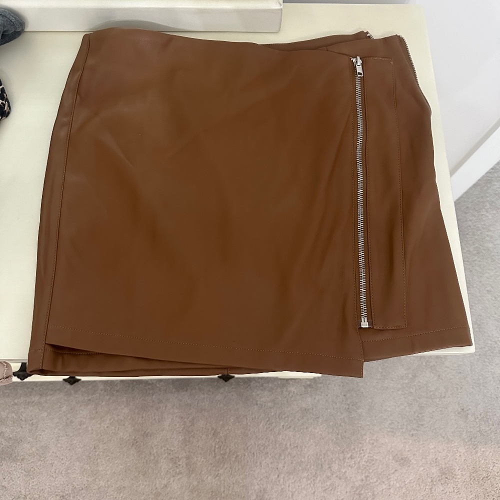 Lulu’s brown mini skirt